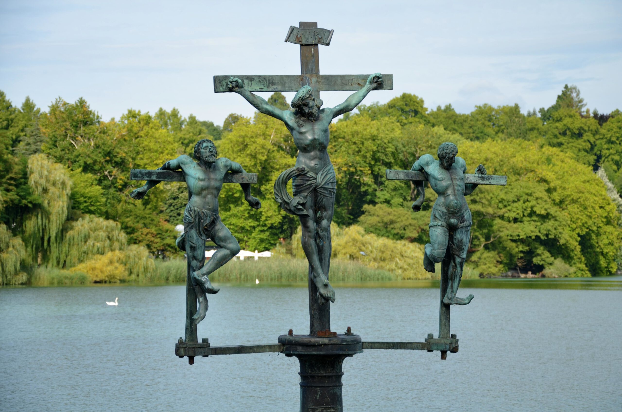 Blüten über dem Schwedenkreuz